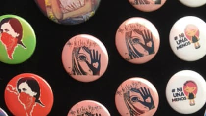Algunos de los pins que se venden en la manifestación