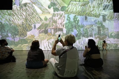 Algunos de los primeros visitantes de la muestra de Van Gogh