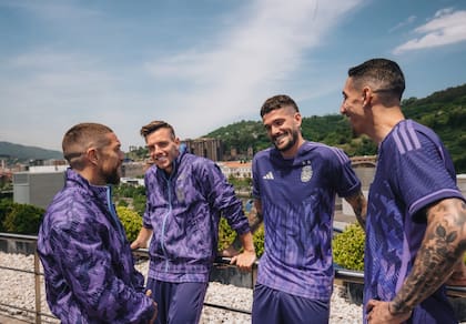 Algunos de los referentes de la selección, posando en la promoción de la nueva camiseta violeta
