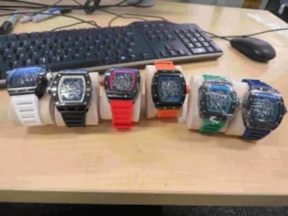 Algunos de los relojes falsos incautados por CBP en Chicago