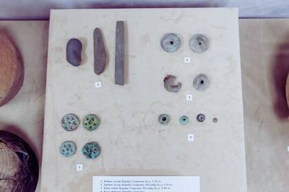 Algunos de los restos que se hallaron entre las tumbas refieren a recuerdos propios de las personas enterradas