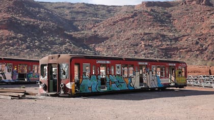 Algunos de los vagones de la linea B comprados por Delmet y abandonados en la localidad de Añelo, Neuquén