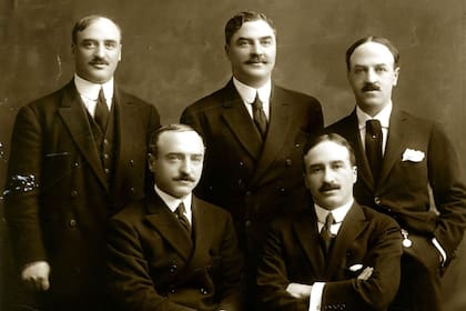 Algunos de los varones de la familia Menéndez Behety: José, Alejandro y Alfonso (de pie), Julio y Carlos (sentados).
