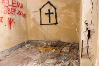 Algunos de los vecinos a la Abadía de Thelema intentaron repintar el lugar