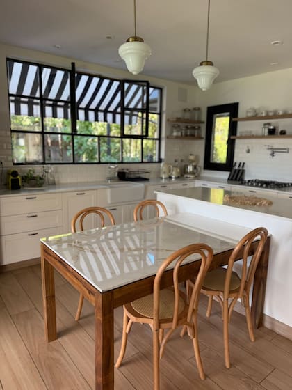 Algunos de sus lugares soñados son la cocina, con amplios ventanales y decoración en tonos neutros
