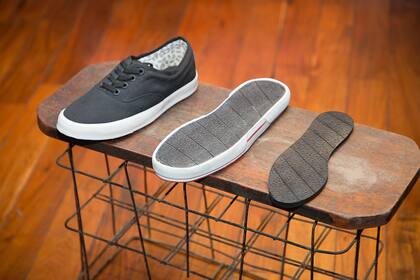 Algunos de sus productos se realizan a partir del caucho que desecha una fábrica de neumáticos, otros con banners publicitarios recuperados