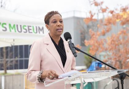 Algunos demócratas de Nueva York están instando a la presidenta del Consejo, Adrienne Adams, a que se presente a la carrera por la alcaldía