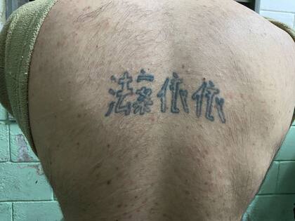 Algunos deportados fueron señalados por tatuajes, como un reloj o una pelota, sin pruebas de vínculos con el crimen organizado