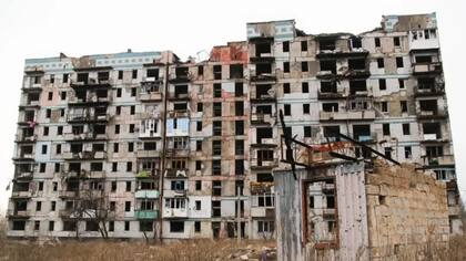 Algunos edificios cercanos al aeropuerto de Donetsk quedaron completamente destruídos.