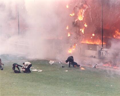Algunos espectadores rescataron personas entre las llamas. Fuente: Football violence.