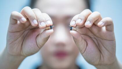 Algunos estudiantes intentan usar auriculares inalámbricos para recibir ayuda al dar el Gaokao