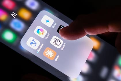 Algunos estudios sugieren que ser amable con la IA genera mejores respuestas; otros encuentran lo contrario.