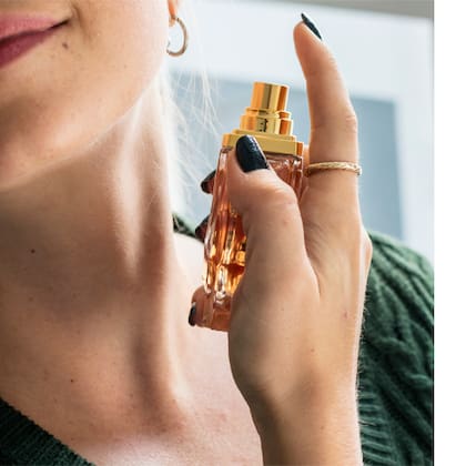 Algunos expertos recomiendas ponerse perfume después de la ducha para mayor duración
