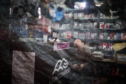 Algunos expositores decidieron permanecer de "guardia" para proteger los libros