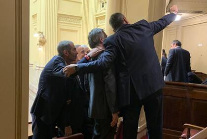 Algunos funcionarios tomándose un selfie antes de que comience a exponer Nicolás Posse