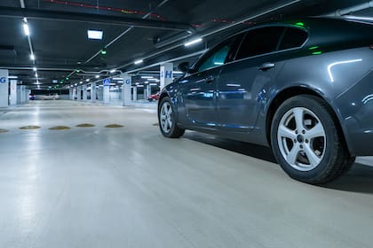 Algunos gobiernos de ciudades en Asia y Europa están considerando imponer restricciones sobre los vehículos eléctricos en relación con su nivel de carga al estacionar en lugares públicos