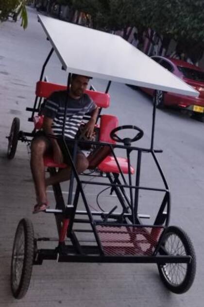 Algunos habitantes del pueblo se suben en el auto solar para tomarse fotos (Foto: Cortesía Dairo Polo)