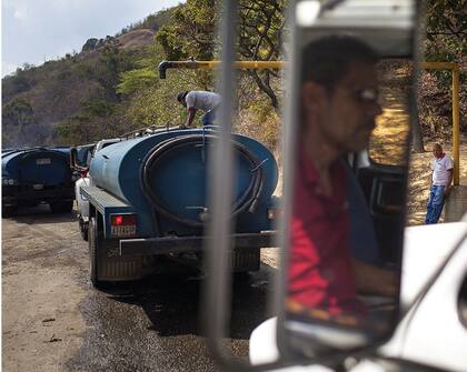 Algunos han optado por asaltar a los camiones cisterna y robarse el agua.