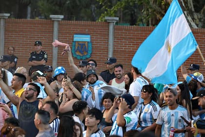 Algunos hinchas continúan festejando en la zona del predio de AFA, en Ezeiza