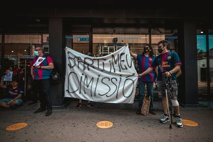 Algunos hinchas de Barcelona pidieron este domingo la renuncia del presidente Bartomeu