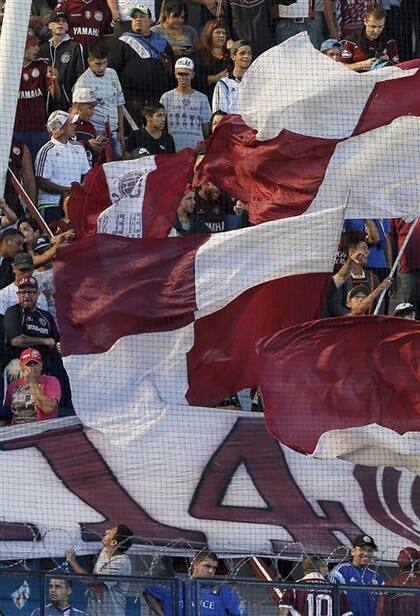 Algunos hinchas de Lanús se descontrolaron en Avellaneda