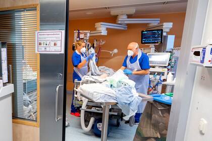 Algunos hospitales alemanes comenzaron a trasladar pacientes ante la incapacidad de dar respuesta a las internaciones por Covid-19