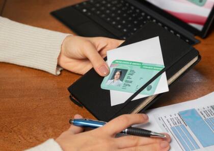 Algunos indígenas americanos nacidos en Canadá pueden obtener la residencia permanente en EE.UU. sin necesidad de visa, gracias a su ascendencia.