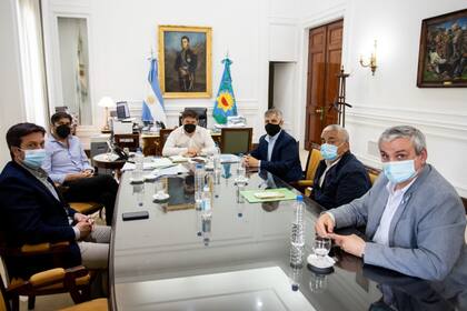 Algunos intendentes, entre los que está Cecilio Salazar, con el gobernador Axel Kicillof