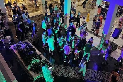 Algunos invitados aprovechan cierto momento de las celebraciones para irse de manera sigilosa