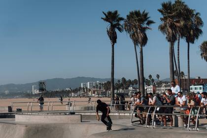 Algunos jóvenes del sur de California podrían reclamar los pagos del programa piloto