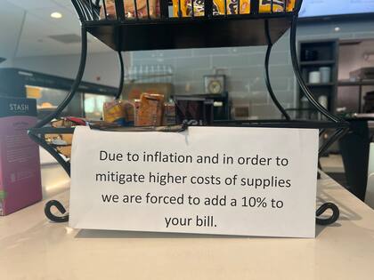 Algunos locales en Estados Unidos cobran un cargo adicional por inflación