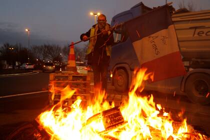 Algunos manifestantes decidieron cortar las rutas, como este camionero que protesta contra el proyecto del impuesto a la nafta; otros avanzaron en las ciudades