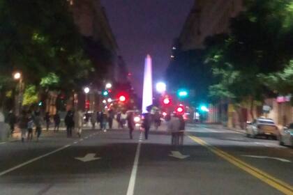 Algunos manifestantes se acercaron al Obelisco pasadas las 19 para protestar contra el aislamiento obligatorio