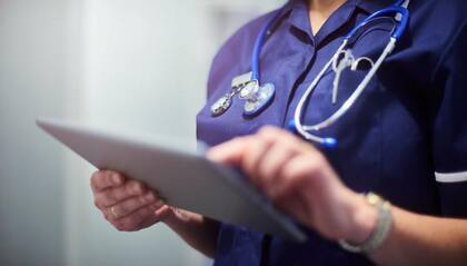Algunos médicos en Puerto Rico atienden entre 40 y 50 pacientes en sus consultorios, afirma el presidente del Colegio de Médicos Cirujanos de la isla.