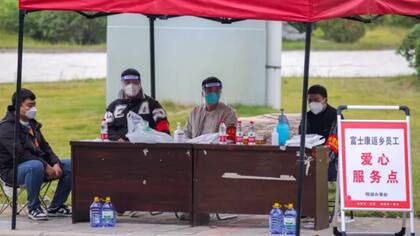 Algunos miembros del personal de Foxconn han estado distribuyendo alimentos y agua para los que quieren irse.