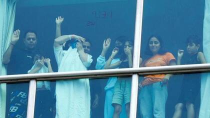 Algunos migrantes piden ayuda con una señal en la mano