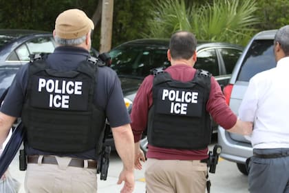 Algunos migrantes pueden solicitar la suspensión de deportación ante el Uscis (Archivo)