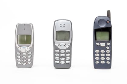 Algunos modelos clásicos de Nokia que fueron muy populares a principios de siglo: un 3310, 3210 y 5110