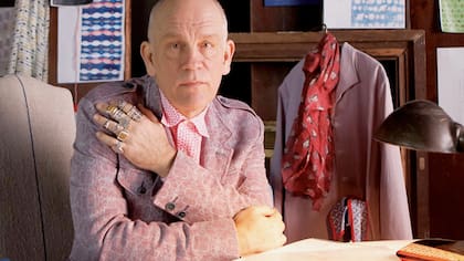 Algunos modelos de Tecnobohemian, la linea de ropa masculina que posee y diseña