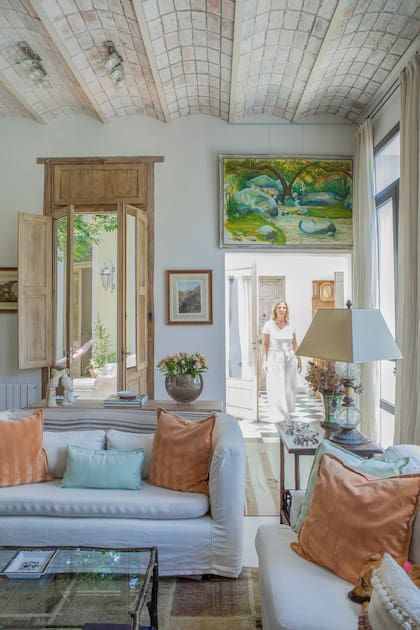 Algunos muebles llegaron con ellos desde Brasil, como el sofá –al que le hizo fundas de lino– y la mesa de centro.