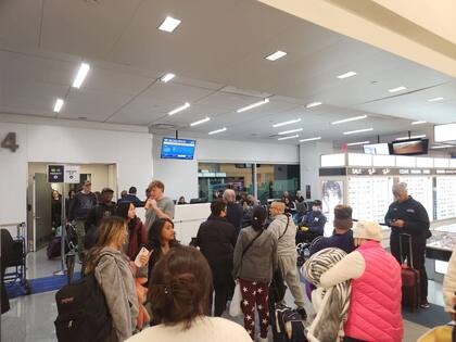 Algunos pasajeros denunciaron en redes sociales que tuvieron que bajar del avión luego de que les informaron que la nave chocó contra otra