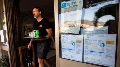 Algunos pequeños restaurantes están poniendo las cuentas de electricidad en sus ventanas