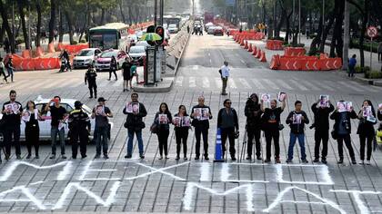 Algunos periodistas muestran fotos de colegas recientemente asesinados en Ciudad de México, el 16 de mayo de 2017