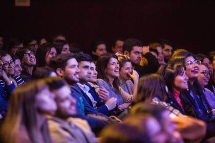 Algunos pocos hombres en una platea dominada por mujeres que, desde sus inicios, fueron las que le dieron entidad a esta rara avis dentro del mapa de la programación de los teatros comerciales