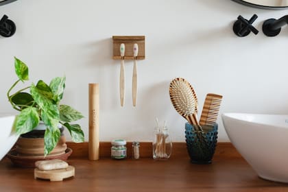 Algunos productos de la línea de Meraki: cepillos e hisopos de bambú, hilo dental biodegradable en envase de vidrio, pasta dental en pastillas y accesorios de madera.