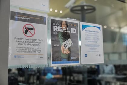 Algunos Real ID fueron rechazados debido a un problema que se originó en las impresoras de emisión instantánea, las cuales generaron códigos de barras defectuosos que los lectores de la agencia no pudieron reconocer