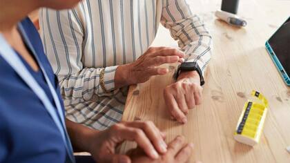 Algunos relojes inteligentes pueden identificar los primeros signos de la enfermedad de Parkinson hasta siete años antes de que se diagnostique.