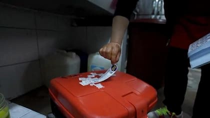 Algunos restaurantes usan calcomanías, o stickers, que colocan en recipientes con restos de comida según el peso.