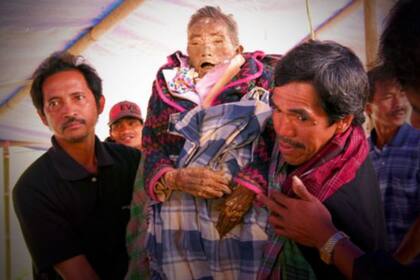 Algunos rituales incluyen cambiar la ropa de los muertos y llevarlos en una procesión por la aldea
