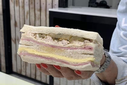 Algunos sándwiches de miga tienen tanto relleno que el cuidado debe ser más meticuloso